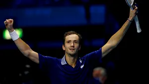 Daniil Medvedev îşi asigură un loc în semifinalele  ATP Finals cu o victorie în faţa lui Zverev