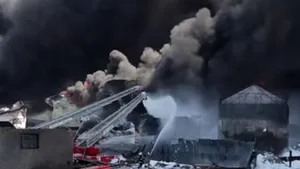 Autorităţile recurg la tancuri de pompieri în lupta cu incendiul care poluează puternic Kievul - VIDEO