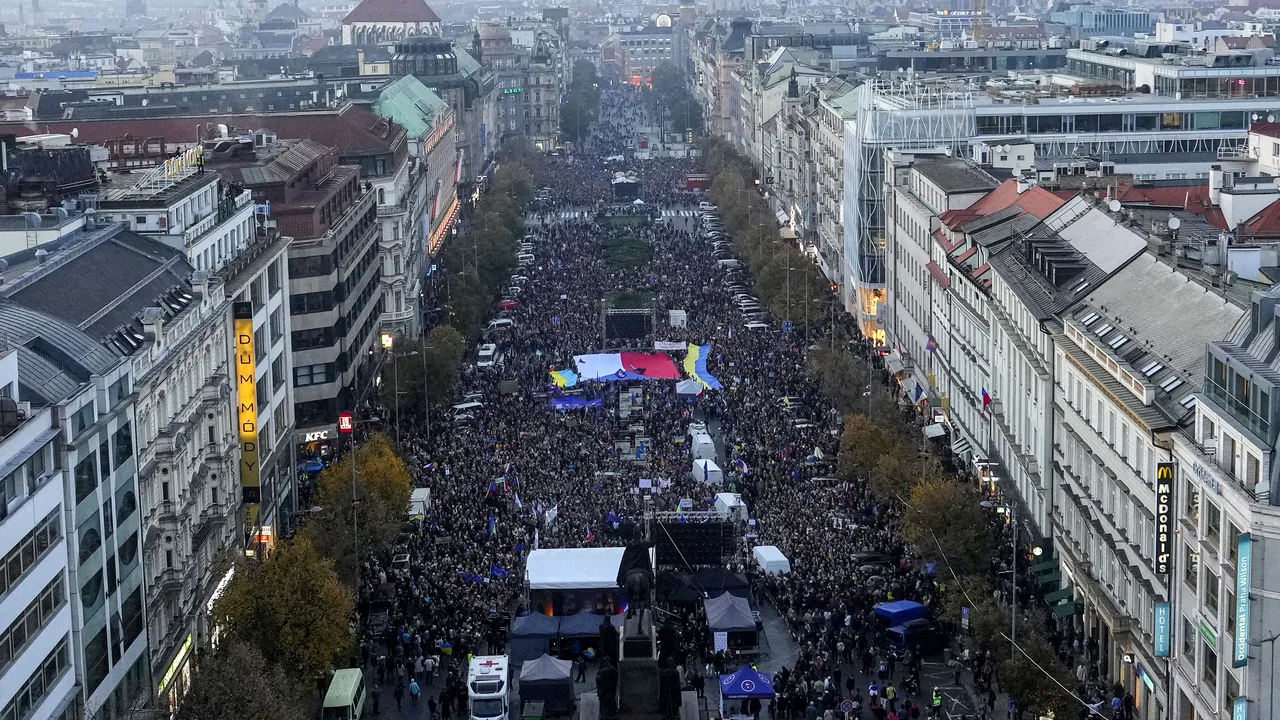 Revoltă izbucnită în Praga: cehii nu vor în braţele lui Putin