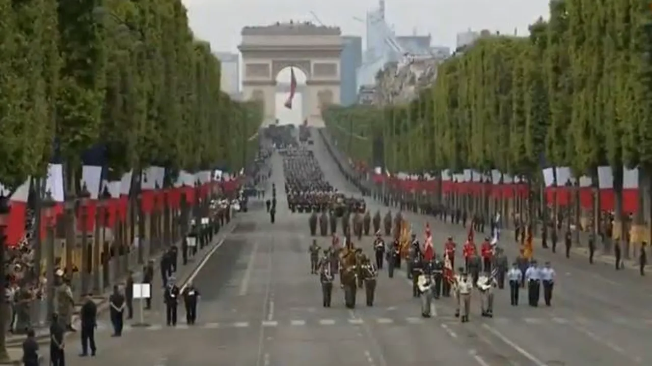 VIDEO Parada militară de Ziua Naţională a Franţei. Mii de militari au participat la defilare/ Macron, Merkel şi Juncker, prezenţi la eveniment