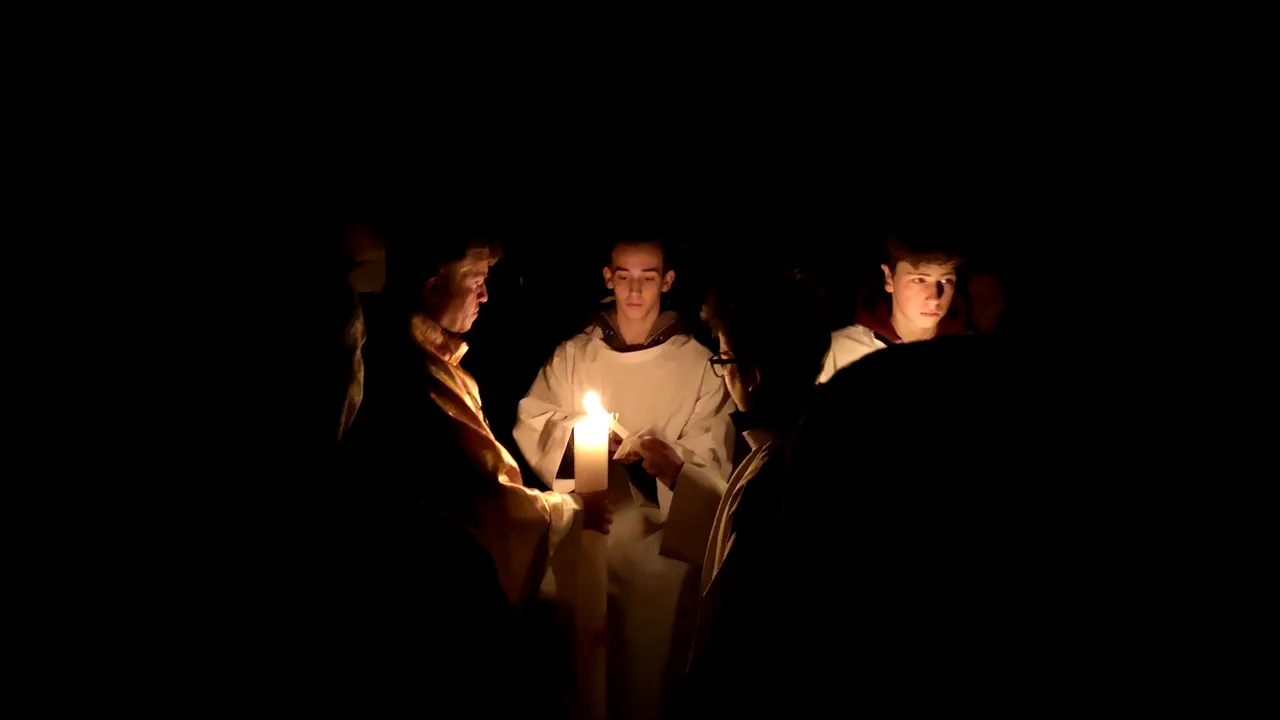 Sute de credincioşi au luat lumină de la focul aprins în curtea Bisericii „Sfântul Mihail” din Cluj | GALERIE FOTO