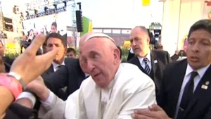 Papa Francisc îşi pierde cumpătul, după ce o persoană aproape că l-a trântit pe un stadion în Mexic - VIDEO