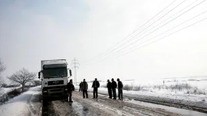 Sute de camioane care urmau să intre în România, blocate la Ruse din cauza gheţii