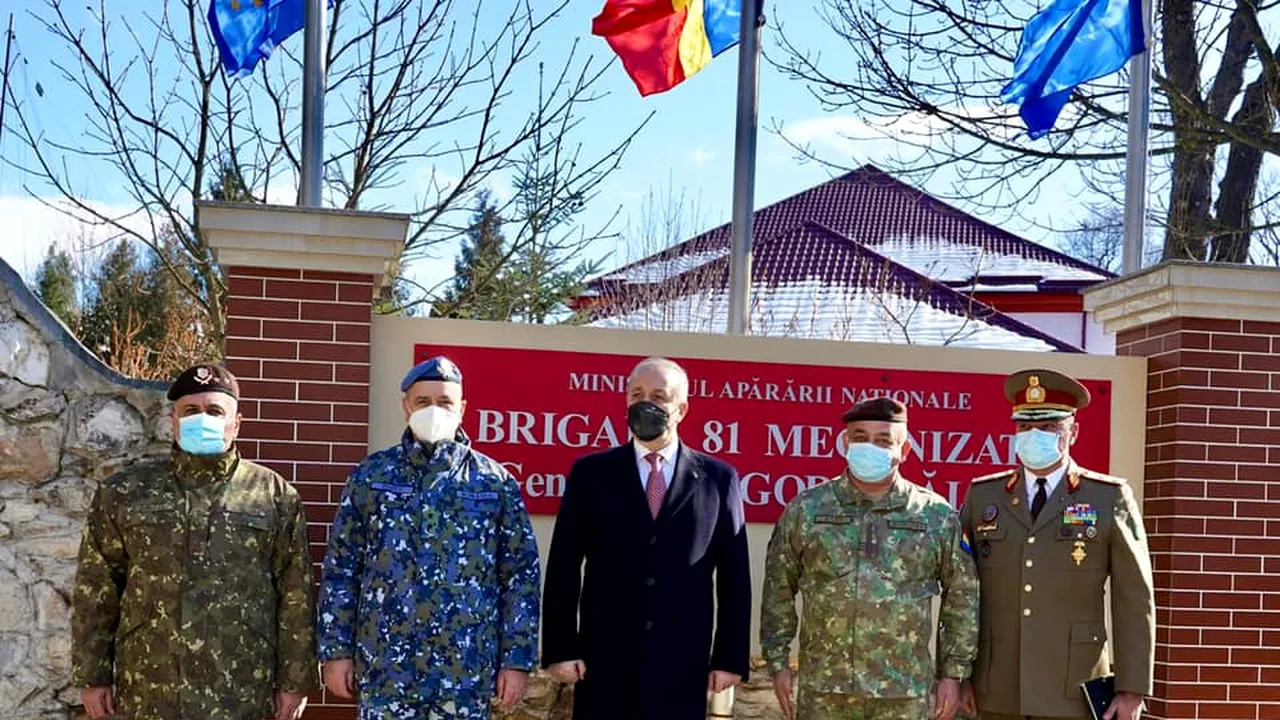 Vasile Dîncu a conferit Emblema de Onoare a Armatei României urmaşilor a doi militari căzuţi în Afganistan