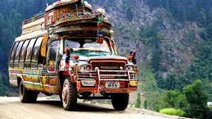 Accident rutier soldat cu 24 de morţi în Pakistan, după ce un autobuz s-a prăbuşit într-un râu