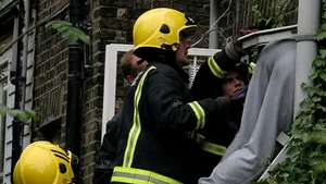 Hoţ blocat în fereastra casei pe care vroia să o jefuiască, salvat de pompieri