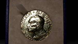 Jurnalistul rus Dmitri Muratov, premiat cu Nobel pentru Pace, îşi scoate medalia la licitaţie pentru a-i ajuta pe ucraineni

