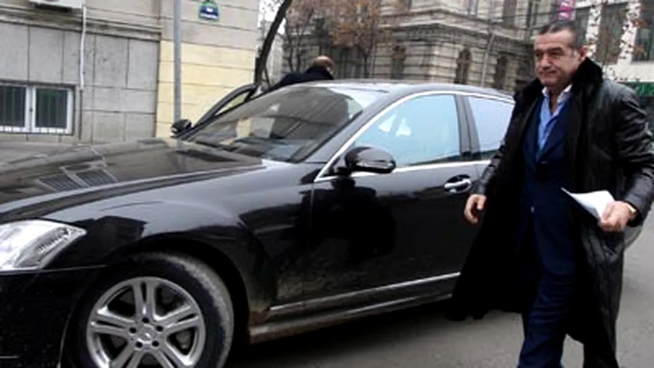 Trei dintre hoţii maşinii lui Gigi Becali au fost arestaţi
