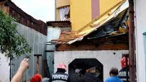 Furtună în Caraş-Severin: 600 de case au rămas fără acoperişuri şi ferestre