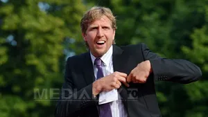 Baschetbalistul german Dirk Nowitzki şi-a sărbătorit aniversarea împreună cu Barack Obama şi Angela Merkel