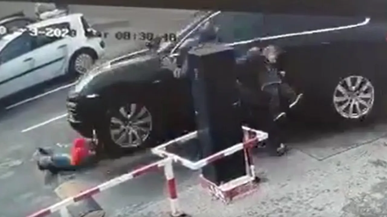 VIDEO Accident cumplit, într-o parcare din Popeşti-Leordeni: Un adult şi doi copii mici au fost izbiţi în plin de o maşină
