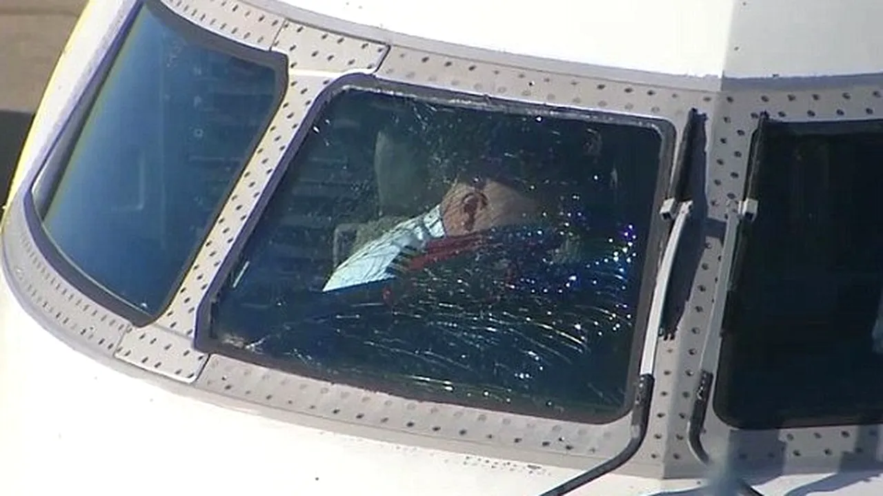 Un avion de pasageri a aterizat de urgenţă în Rusia după ce a fost descoperită o crăpătură în parbriz