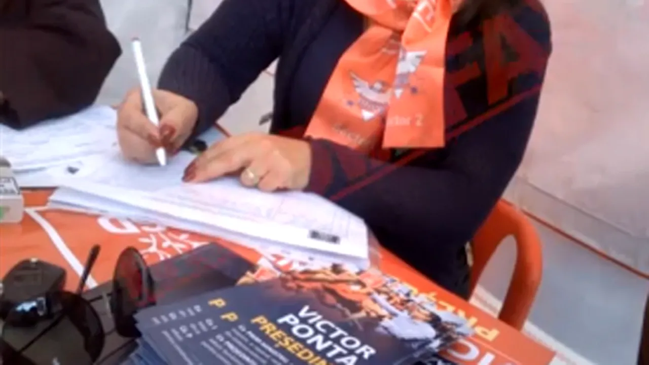 REPORTAJ: Echipele de campanie ale lui Ponta şi Tăriceanu strâng numere de telefon. Cea a lui Ponta strânge şi semnături de susţinere - FOTO, VIDEO