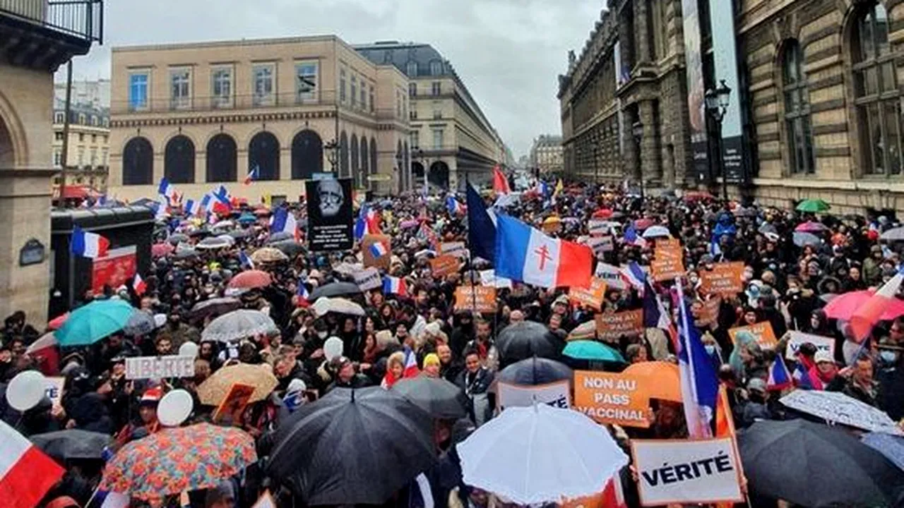 Proteste în Franţa. Manifestaţii anti-vaccin, mesaj către Macron: 