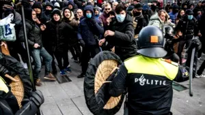 Proteste puternice în Olanda împotriva restricţiilor sanitare. Fermierii au venit cu tractoarele