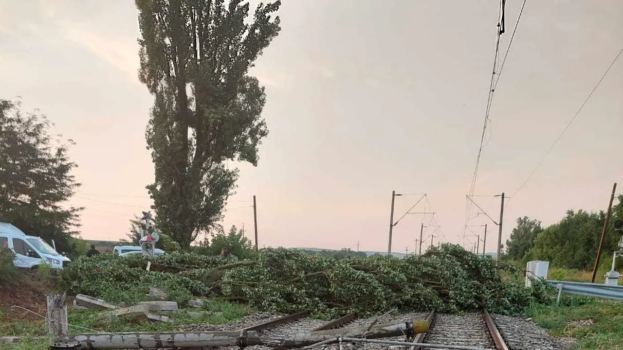 Traficul feroviar pe magistralele 300 şi 400 a fost reluat, după ce s-au înlocuit şinele fisurate