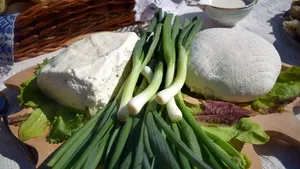 Timiş: Mic dejun cu bucate tradiţionale, din gospodăriile sătenilor, oferit turiştilor din Margina