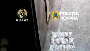 Opt kilograme de droguri de mare risc, descoperite de polițiști în urma unor percheziții. Patru persoane, reținute
