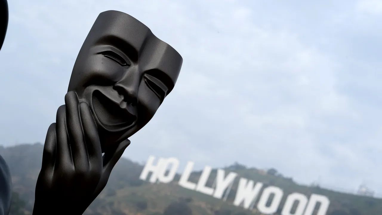 FOTO Un celebru actor de la Hollywood îşi arată susţinerea pentru protestele din România