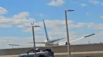 Aterizare neobișnuită. Un avion Boeing 767 a lovit un camion de livrări pe o autostradă