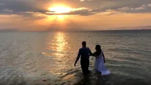 Cum poţi să ai o nuntă de vis şi cu 10 persoane. Oana s-a căsătorit pe malul mării în Grecia, pe timp de pandemie
