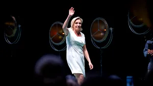 Victoria extremei drepte în primul tur al alegerilor din Franţa determină partidele franceze să construiască un front împotriva dreptei radicale