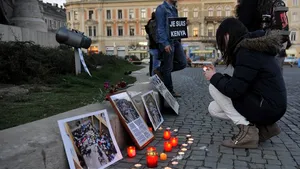 Zeci de clujeni au aprins lumânări pentru studenţii creştini ucişi într-o universitate din Kenya - FOTO