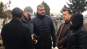 Mai mulţi artişti români s-au rugat la mormântul Mădălinei Manole / Ursulescu: Vin pentru prima oară aici pentru că mi-a fost foarte greu să o fac. Mă leagă atâtea amintiri, cele mai multe spectacole le-am făcut cu Mădălina