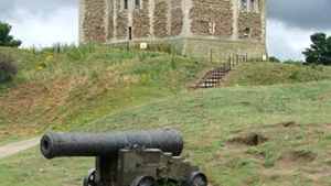 Un fermier şi-a construit un castel, ascuns după baloturi de fân