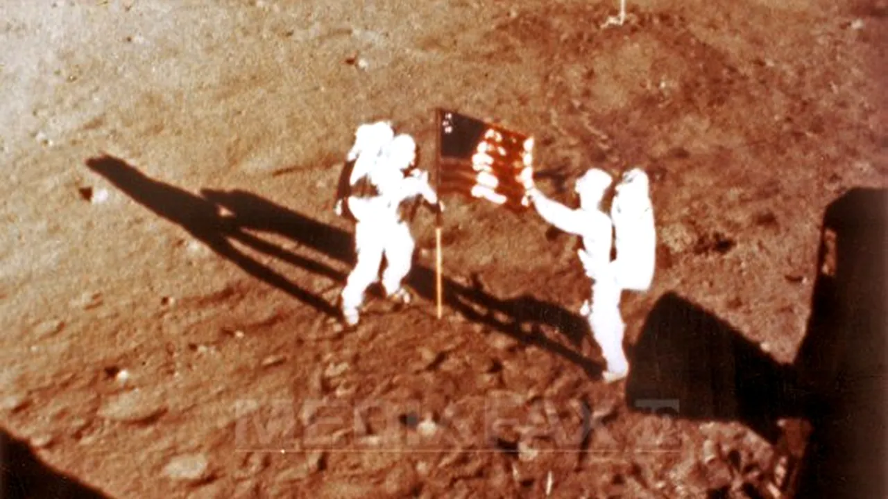 Barack Obama ordonă coborârea steagurilor în bernă în ziua funeraliilor lui Neil Armstrong