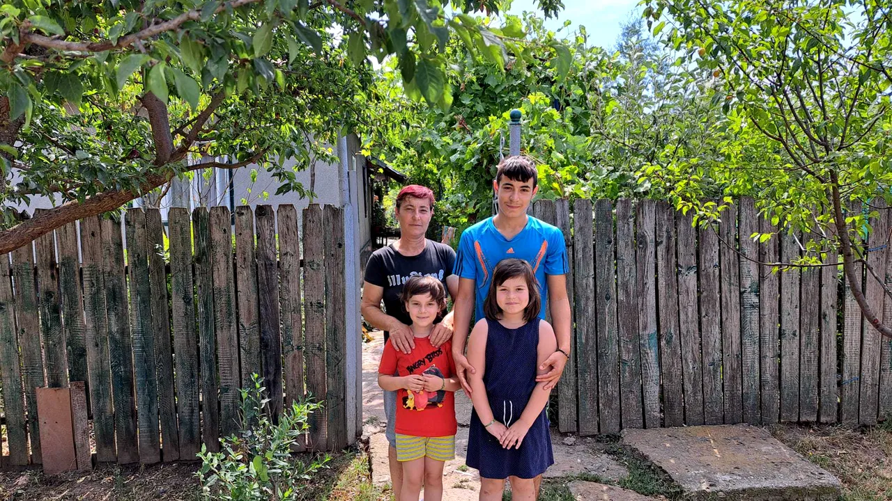 Ştefan şi Amalia, doi copii premianţi, riscă să abandoneze şcoala