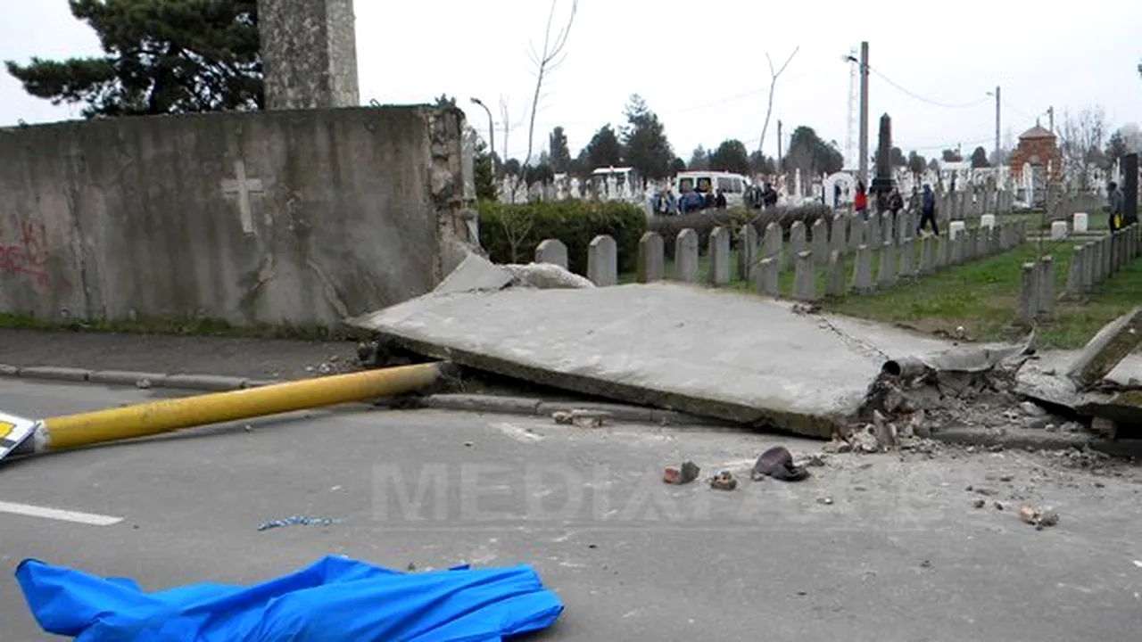 Constanţa: Gardul cimitirului, dărâmat după ce bucăţi din acesta s-au prăbuşit şi au ucis un om