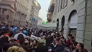 Peste 100.000 de oameni în stradă la Roma. La Milano, protestul a degenerat în violențe