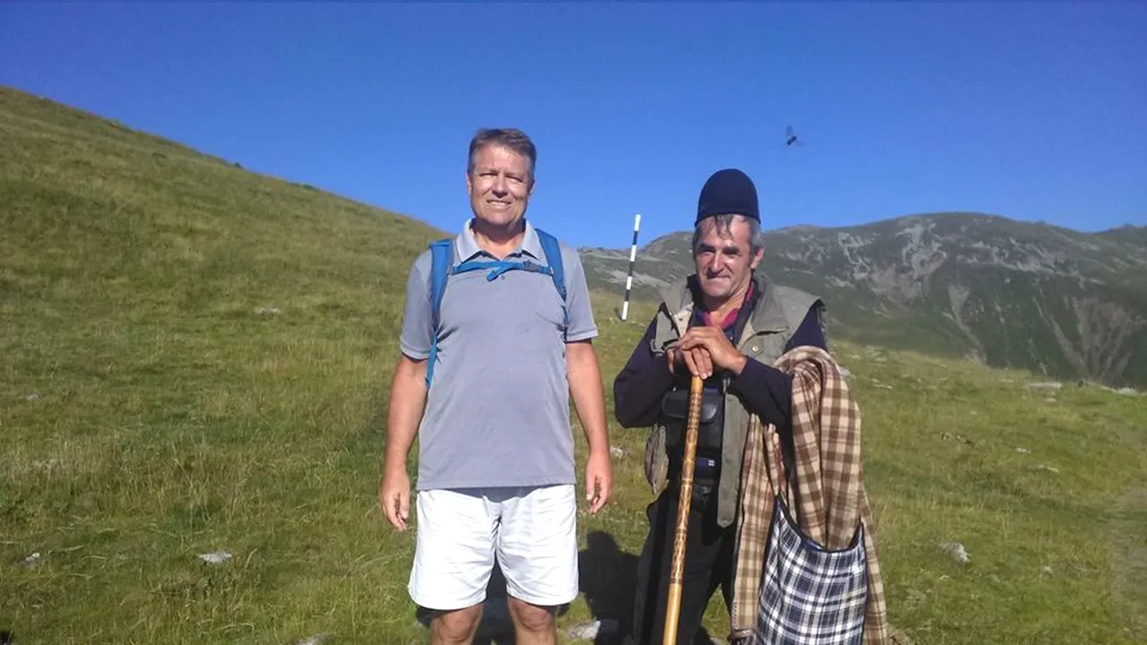 Preşedintele Klaus Iohannis, într-o poză devenită virală din timpul unei drumeţii în Munţii Parâng. Fotografia, postată pe Facebook de cioban
