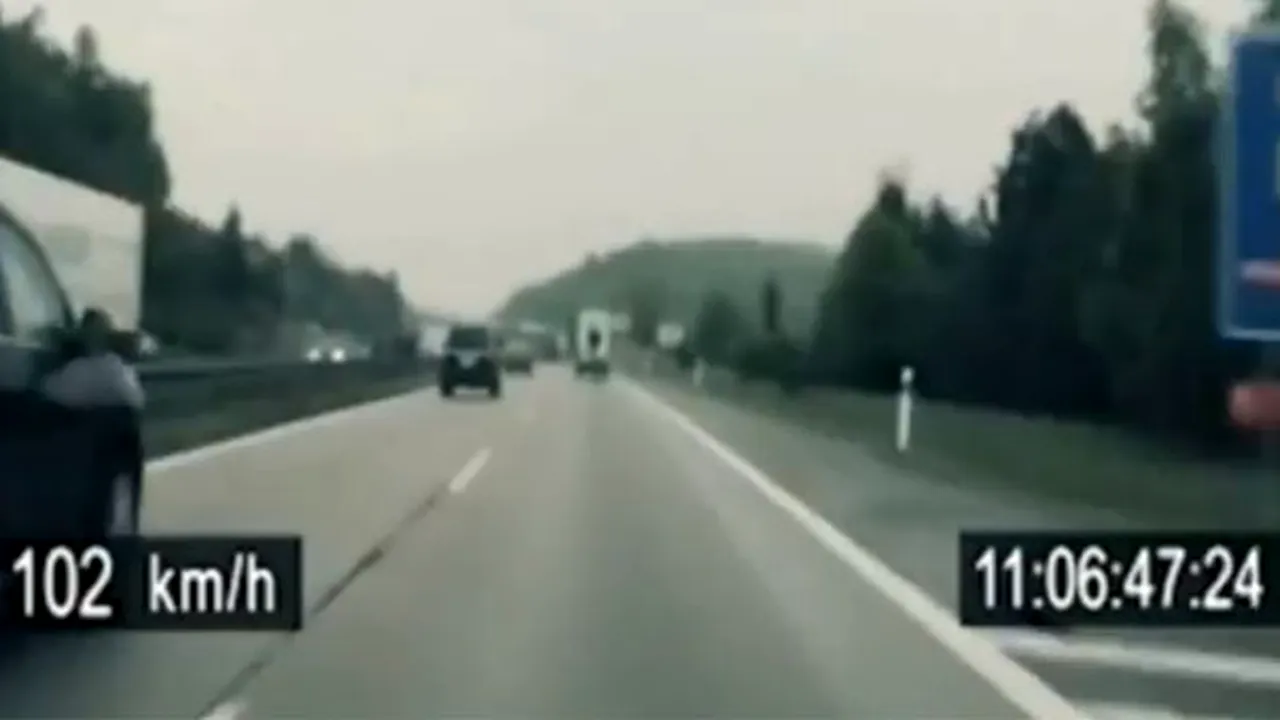 Ciclistul care nu se lasă prins de poliţie. Urmărire cu peste 100 km/h pe autostradă  - VIDEO
