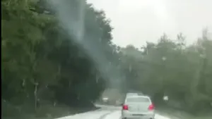 VIDEO Covor alb produs de grindină pe o şosea din Harghita