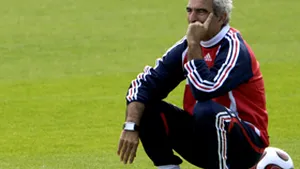 Antrenorul naţionalei de fotbal a Franţei, suspendat de UEFA pentru meciul cu Italia