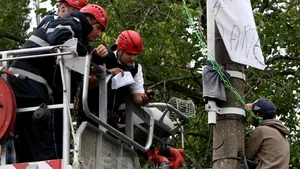 Protest la Cotroceni: Un bărbat s-a urcat pe un stâlp şi a ameninţat că se împuşcă în cap - FOTO