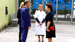 Emmanuel Macron îi vizitează pe cei patru copii atacaţi cu cuţitul în Franţa