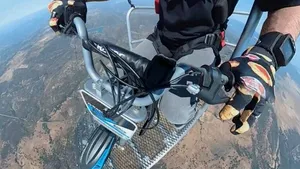 VIDEO Ultima nebunie a cascadorului Robbie Maddison: rotiri în aer cu motocicleta sărind din elicopter