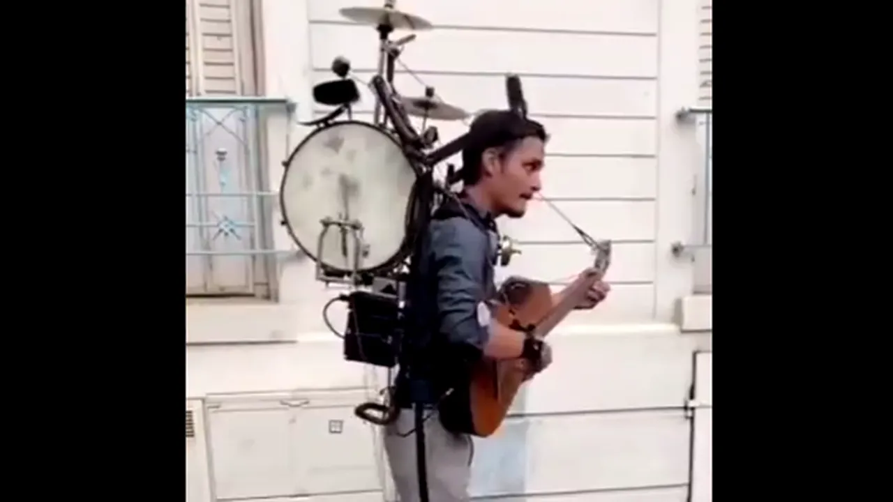 VIDEO Omul-orchestră a devenit cunoscut prin modul său de a cânta. Ce instrumente sincronizează
