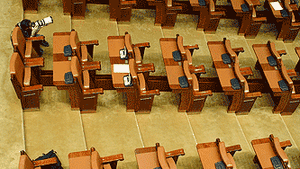 Un deputat a depus un proiect de lege anti-chiul: Sancţiuni pentru parlamentarii cu absenţele nemotivate 