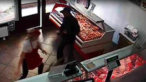 Bărbat suspectat de comiterea unui jaf la o bancă din Piteşti, prins după un an şi jumătate - VIDEO