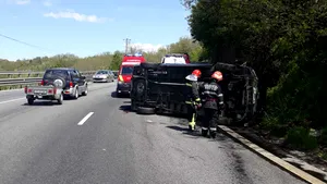 MICROBUZ răsturnat între Piteşti şi Râmnicu Vâlcea: Patru persoane, între care doi copii, sunt rănite
