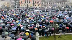 Miting pentru familia tradiţională la Oradea. Familia Bodnariu a fost prezentă la eveniment. S-a cerut un referendum pe această temă - VIDEO