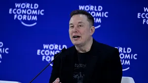 Elon Musk la Davos: Urmează o lume în care roboții vor depăși oamenii ca număr și inteligență