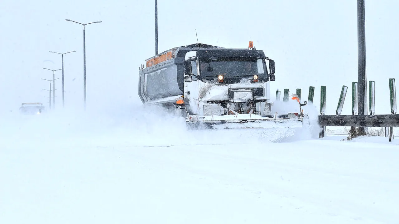 Restricții de trafic pe autostrăzile A1, A2, A3 și A7 din cauza ninsorii. Tronsoane închise pe A1, A3, A7 și A0