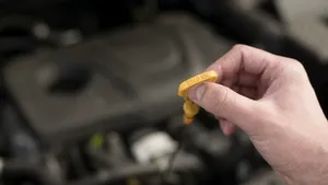„Revizia la 30.000 km, o capcană”: un mecanic din Italia explică de ce uleiul vechi poate distruge motorul și ce trebuie să facă șoferii