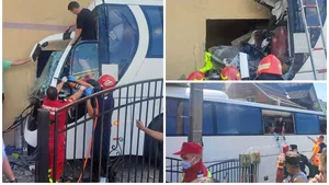 Un autocar cu 51 de turişti polonezi a intrat în gardul unei case din judeţul Maramureş. Mai multe persoane sunt rănite