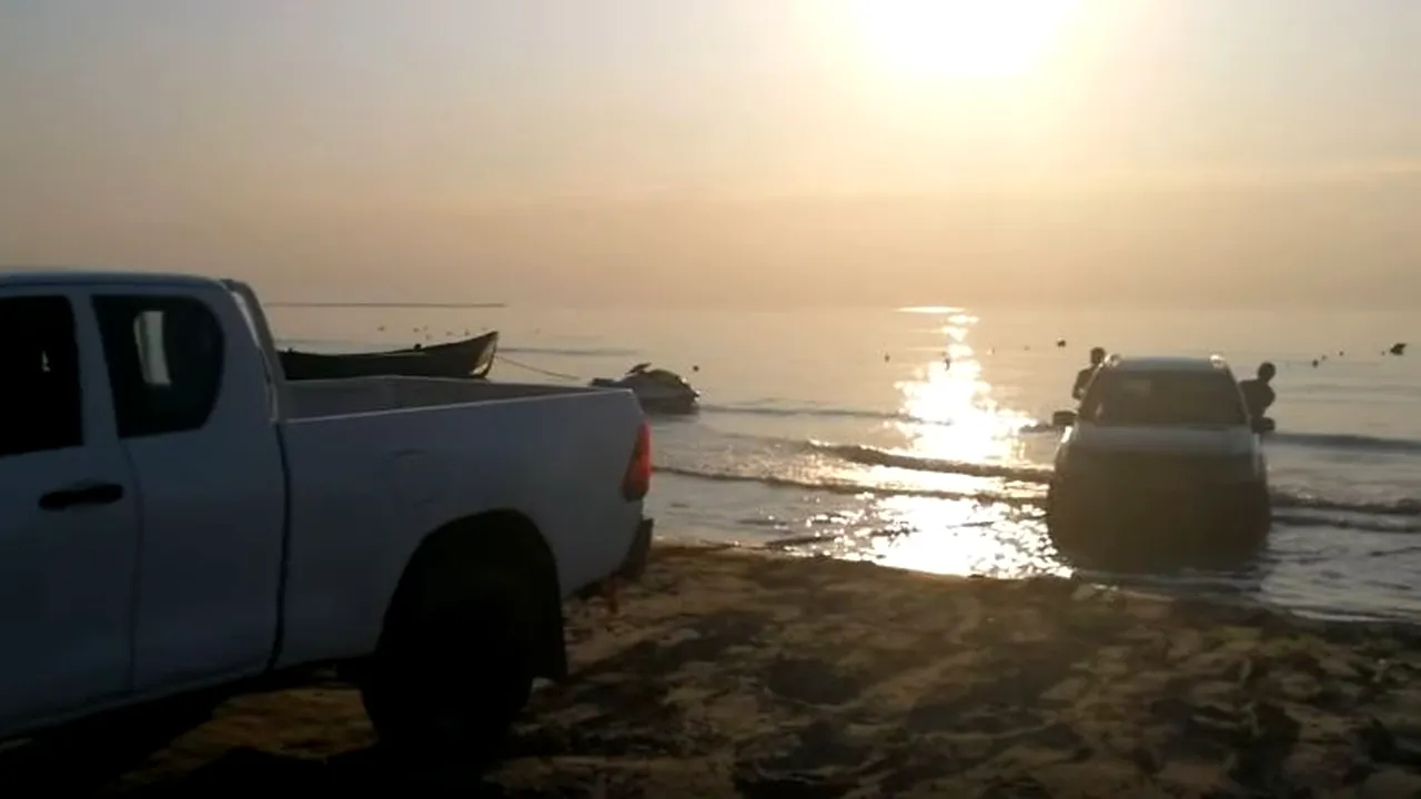 O maşină care a ajuns în mare, filmată pe o plajă din zona Mamaia Nord/ Poliţia a deschis o anchetă